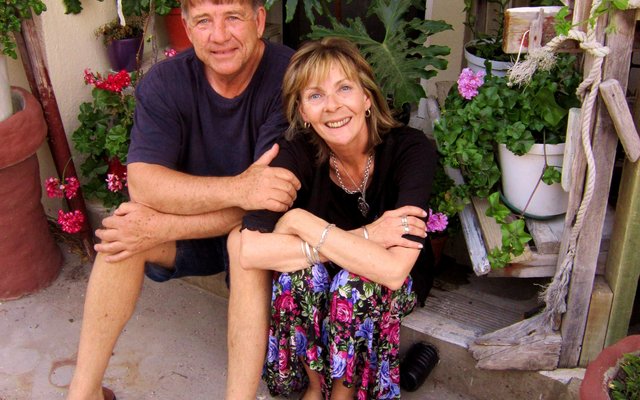 Dr Bobo en Mickey van Zyl in ontspanne luim tussen hulle plante